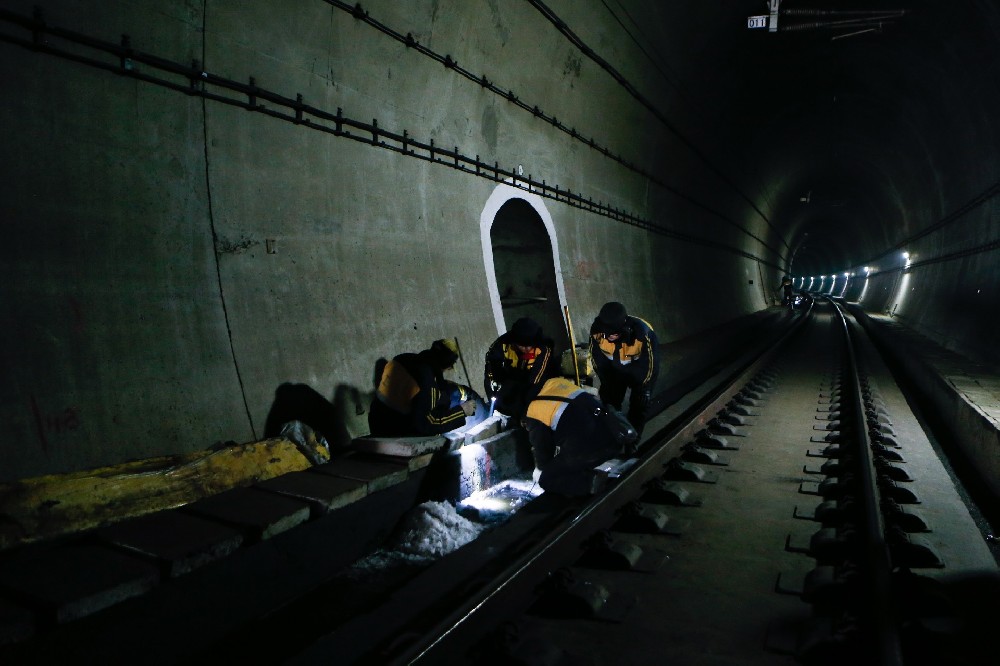 黔西南铁路运营隧道病害现状